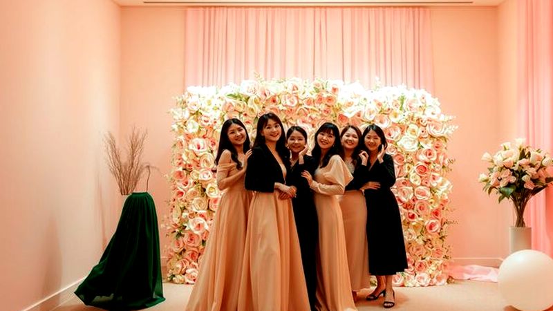 Una elegante reunión florece en luz suave